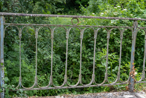vielle balustrade d'un petit pont en campagne