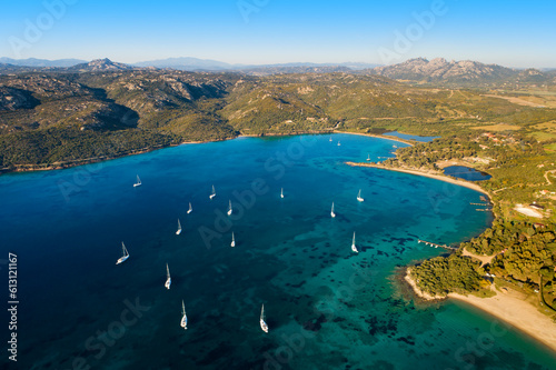 Sardynia lazurowa woda wakacje jachty żaglówki piękna zatoka Spiaggia del Golfo, Capo D'Orso, Palau, Sassari, Włochy