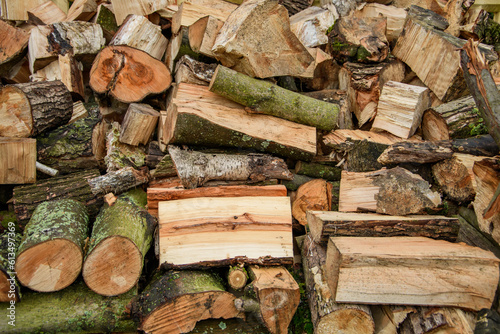 Drewno opałowe w kawałkach poukładane na stosie