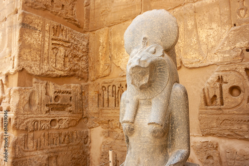 Busto de un estatua egipcia rota en un templo egipcio