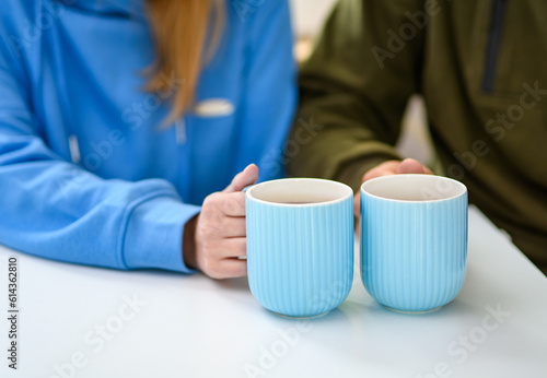 Para przyjaciół na spotkaniu w restauracji, pijący ciepłą herbatę 
