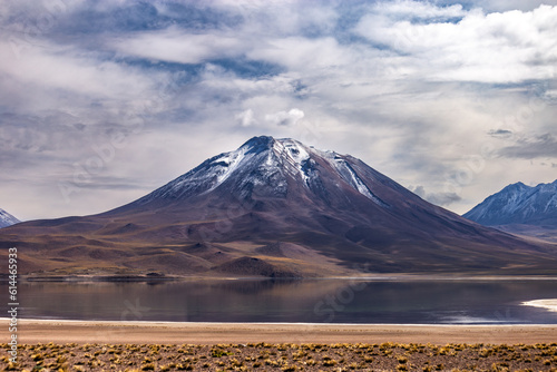 Laguna Miscanti con il vulcano sull'altopiano di Atacama Cile