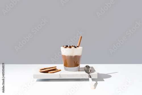 Café vienés con crema batida y canela sobre mármol 