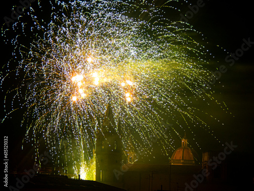 Fuochi d'artificio notturni nella città di Acireale
