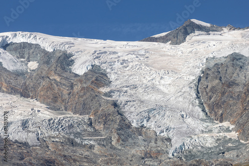 Glacier en été du mont pourri en haute tarentaise dans les alpes en France 