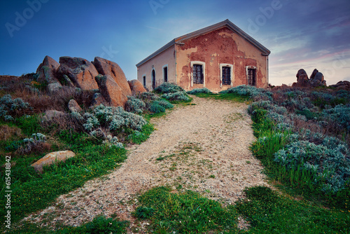 Sardynia Capo Testa Prowincja Sassari, droga i opuszczony dom na północny Sardynii, śródziemnomorski krajobraz