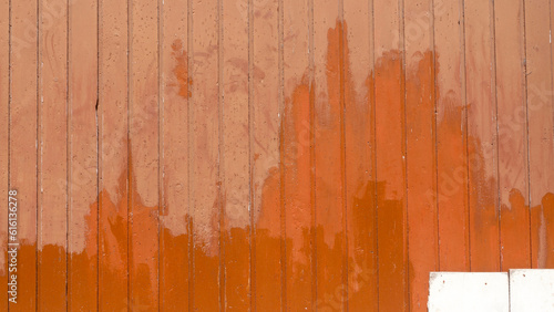 Puerta de madera pintada de marrón de forma irregular
