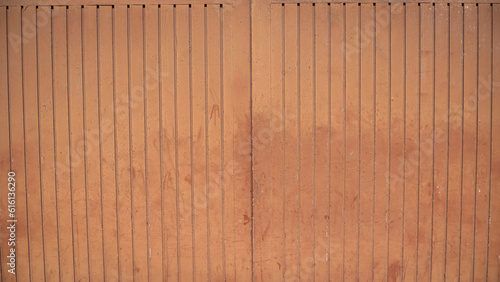 Puerta de madera pintada de marrón de forma irregular