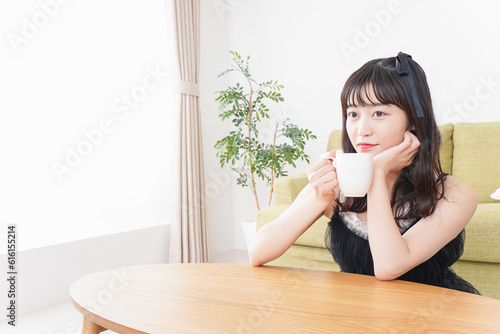 家でコーヒーを飲む女性