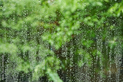 krople deszczu ,okno 