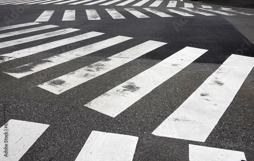 複雑な模様を描く日本の横断歩道