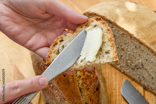 Kromka chleba smarowana masłem 