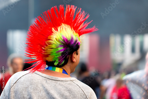 Peruca estilo moicano colorida na cabeça de homem. A Avenida Paulista, São Paulo, Brasil. 