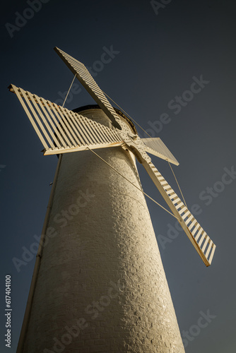 Znak nawigacyjny w kształcie białego wiatraka usytuowany na końcu Falochronu Zachodniego na wyspie Świnoujście. 