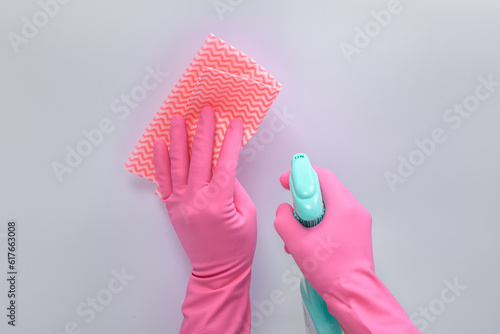 Ręce zabezpieczone rękawicami przed domową chemia do czyszczenia powierzchni 