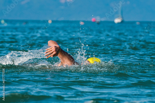 atletas nadando em natação de águas abertas no oceano no verão