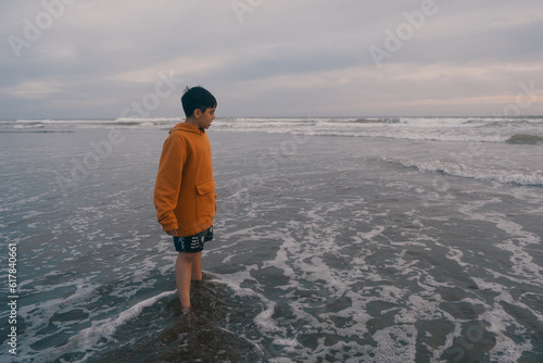 Niño con sus pies en el mar