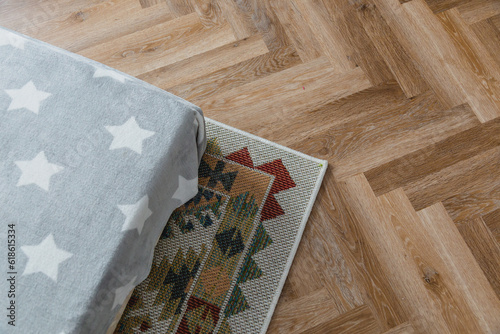 Fragment drewnianych paneli podłogowych