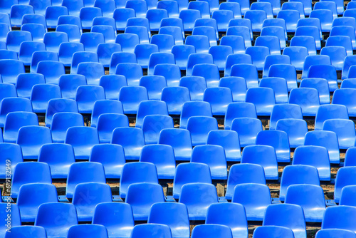Pusta Trybuna z pustymi krzesłkami na stadionie 