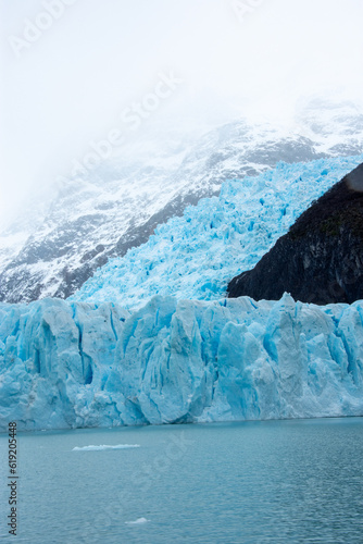 vista frontal desde el lago del glaciar perito moreno en argentina