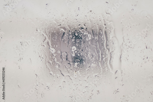Widok deszczu spływającego po szybie okna