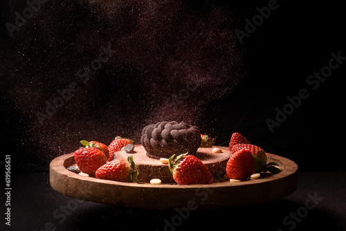 Monoporcja czekoladowa z truskawkami i pyłem cukierniczym