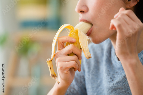 バナナを食べる若い女性 飲食イメージ