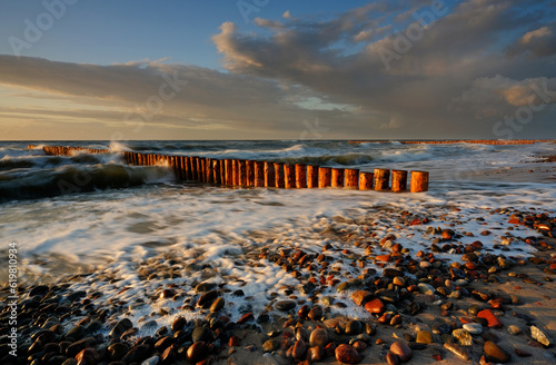 Wybrzeże Morza Bałtyckiego, w ciepłych kolorach zachodzącego słońca, Kołobrzeg, Polska