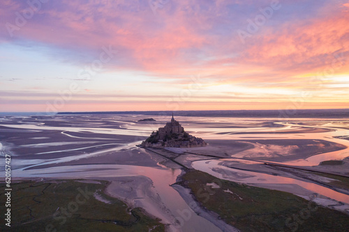 Mont saint michel , lever de soleil en normandie, vue drone, aérien, aerial
