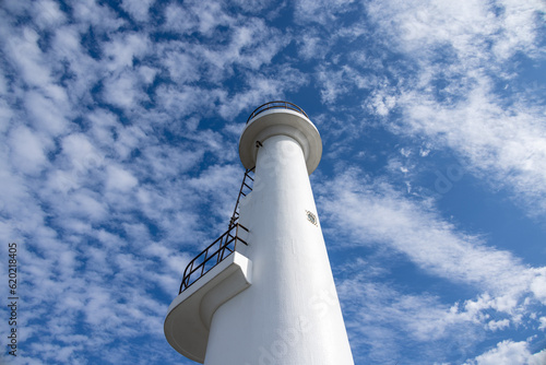 空に聳える真っ白な灯台