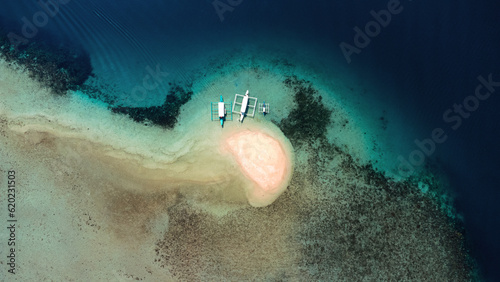 Sand bar, piaszczysta bezludna wyspa, w okół rafa koralowa i piękny ocean.