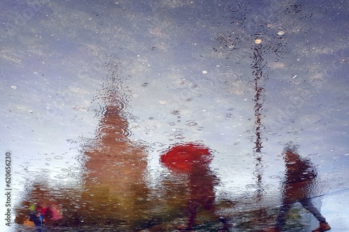 Spacer po Warszawie w deszczowy dzień widok w kałuży.