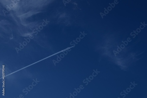 Cielo azul y un avión a lo lejos