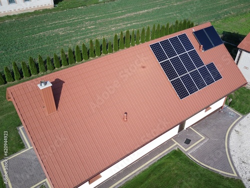 Fotowoltaika ekologiczny dom z własną energią elektryczną pozyskiwaną z paneli słonecznych