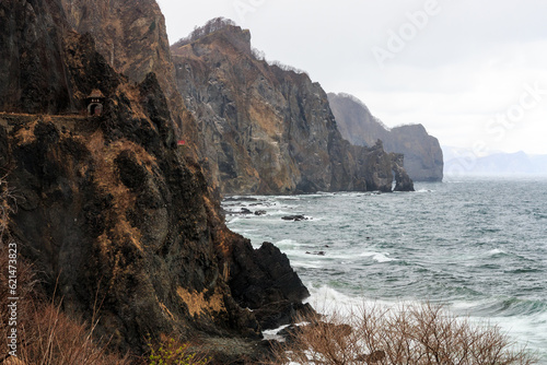 北海道小樽市、時化のオタモイ海岸とオタモイ遊園地・竜宮閣跡地【4月】