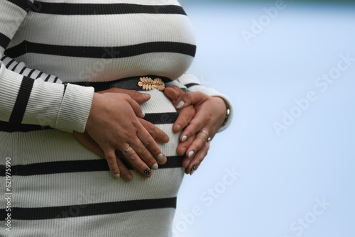 Un shooting d'une femme enceinte dans la nature 