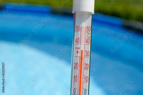 Zbliżenie na termometr wskazujący temperaturę zewnętrzna