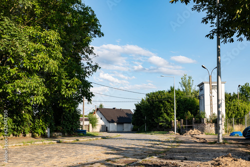 Panorama kamiennej dróżki w porze letniej miejskiego obszaru zachodniej Polski w godzinach popołudniowych