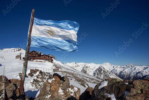La bandera Argentina en el Cerro Catedral
