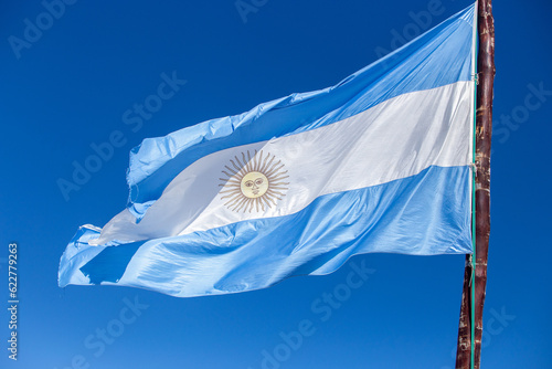 La bandera Argentina flameando en el Cerro Catedral