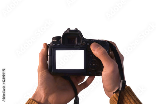 Hand hält eine digitale Spiegelreflexkamera und drückt einen Knopf, transparentes PNG