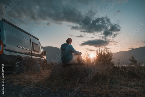 Frau genießt ihren Urlaub im Camper Van Camper Life