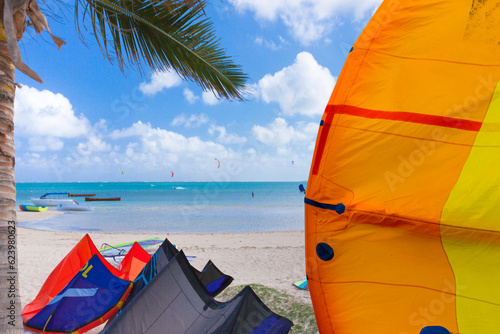 Voiles de kitesurf sur plage de Rodrigues 