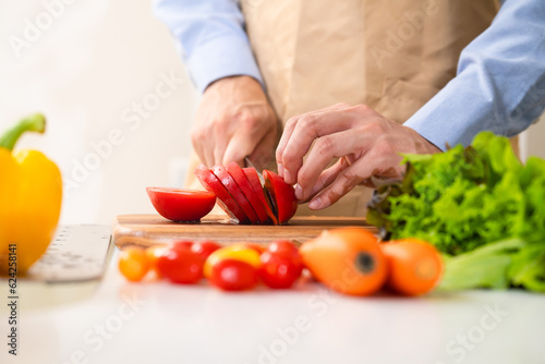 トマトを切る若い男性 料理イメージ 