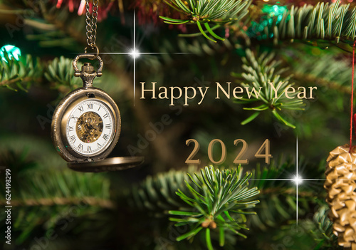 Życzenia Happy New Year 2024 na tle zielonej choinki z wiszącym otwieranym zegarkiem w stylu retro.
