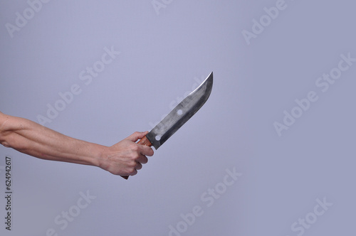 mão segurando faca
