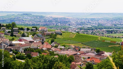 Vue sur le village de Champillon et la ville d'Epernay dans la Marne dans le vignoble champenois. France Europe