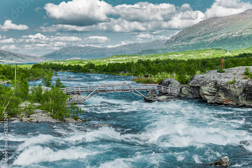 Lachsfluss in Norwegen mit einer Holzbrücke