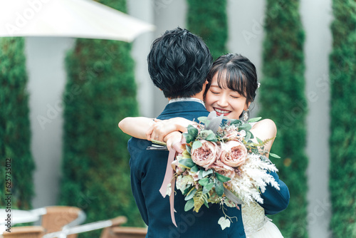 結婚式のセレモニーでファーストミートをする新郎新婦 