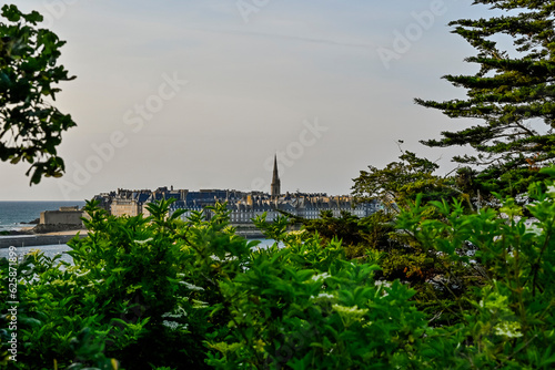 Saint-Malo, Stadtmauer, Festung, Kathedrale, Saint-Vincent, remparts, Le Môle des Noires, Strand, Hafen, Altstadt, Altstadthäuser, Kosarenstadt, Sommer, Abendstimmung, Bretagne, Frankreich